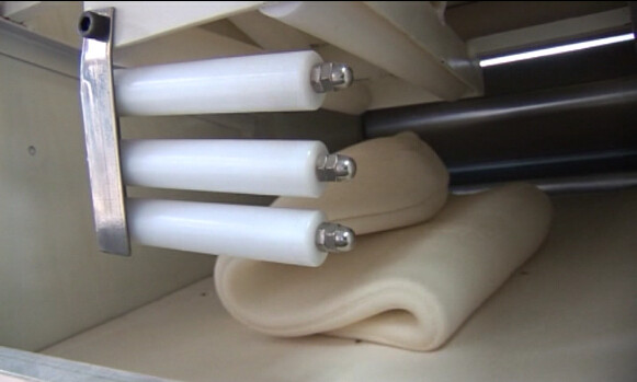 다른 반죽 형성을 위한 자동적인 뿌리기 체계 증기 롤빵 기계